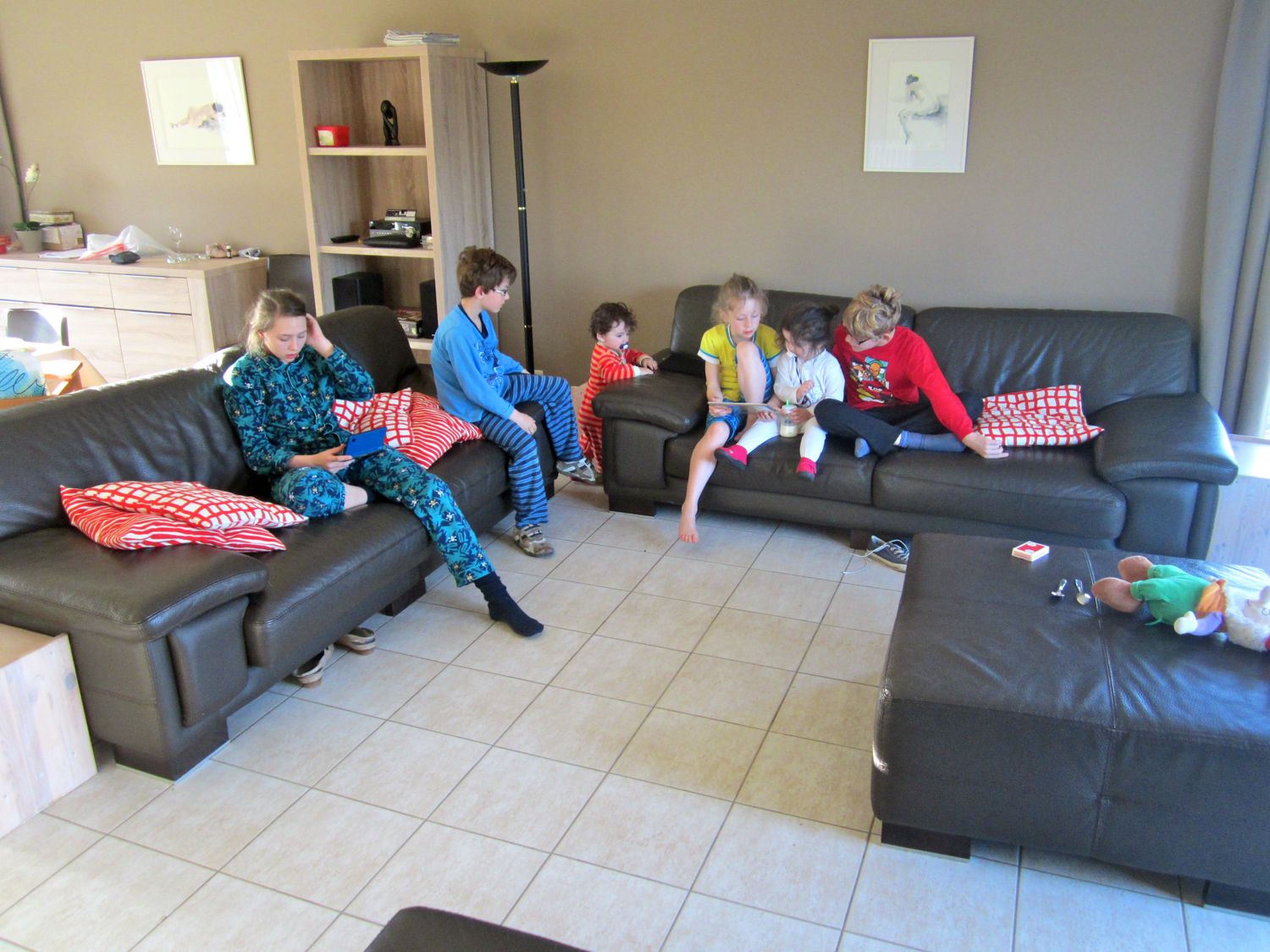 Kinderen chillen zetels living vakantiehuis Ardennen panorama 2 (4)
