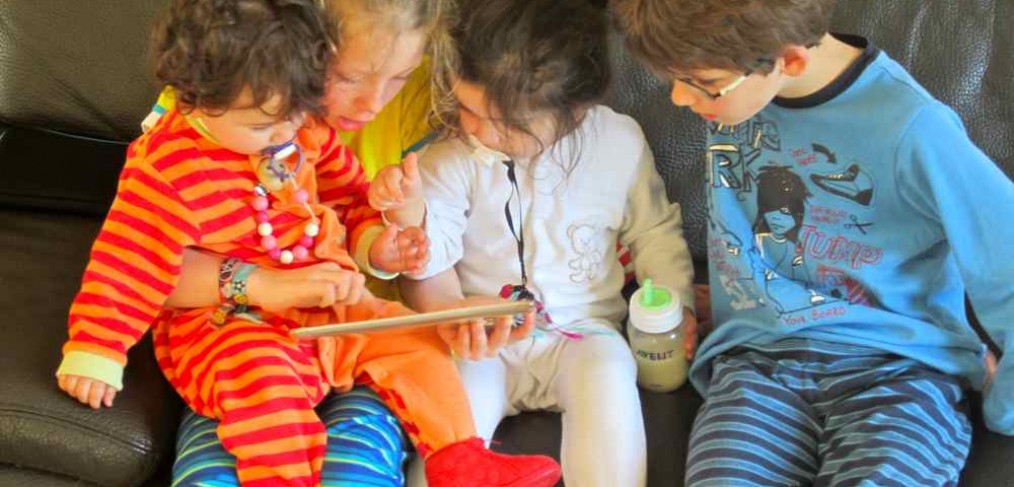 Kinderen op iPad vakantiehuis Ardennen