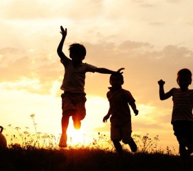 Kinderen-spelen-buiten-grote-tuin-vakantiehuis-Ardennen (2)