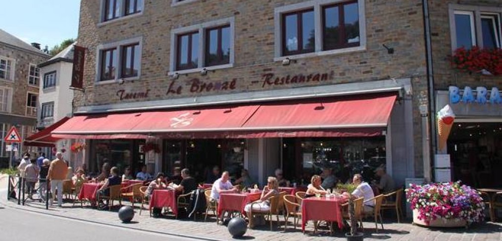 Place-du-Bronze-terras-le-ciel-et-la-roche