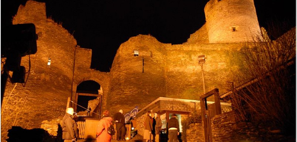 feodaal kasteel bij schemeravond - Le Ciel et L a Roche