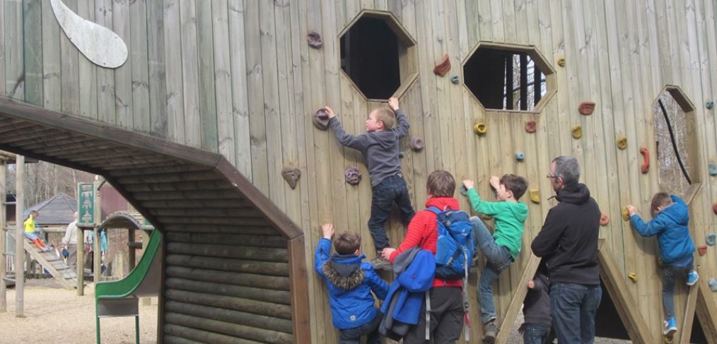 kinderen aan klimmuur familie Kuypers