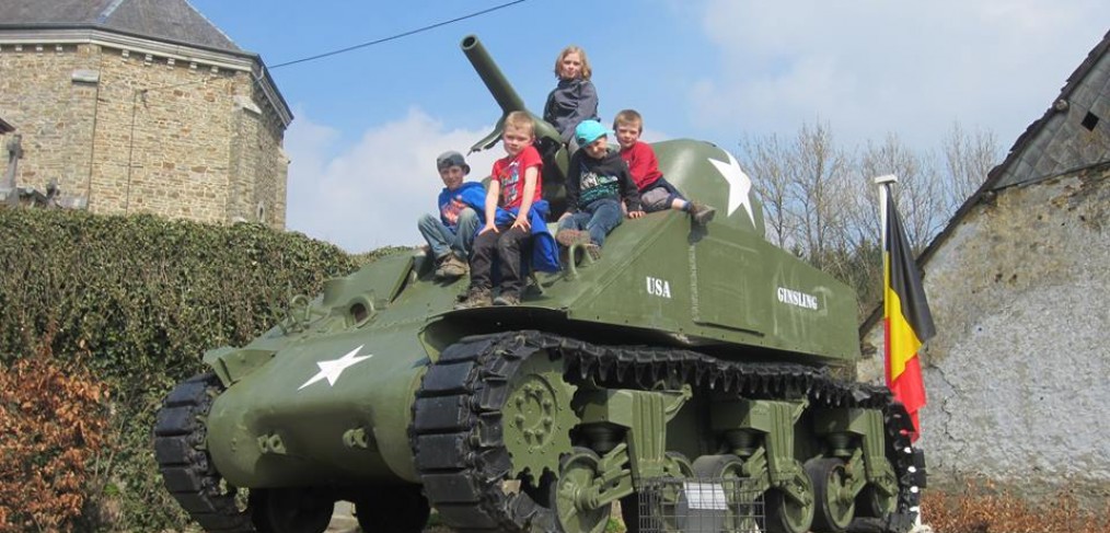 kinderen op tank in la Roche familie Kuypers